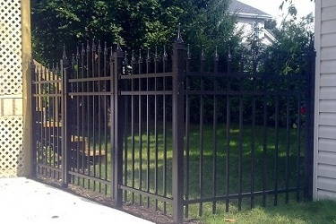 Clôture ornementale en aluminium installée à Laval
